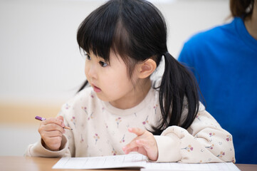 勉強をする子供　小学校受験などのイメージにも