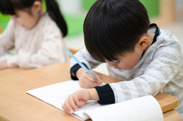 勉強をする子供　小学校受験などのイメージにも