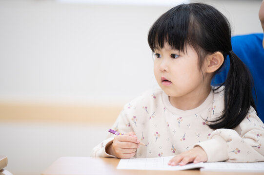 Studying children Elementary school entrance examinations and other images.