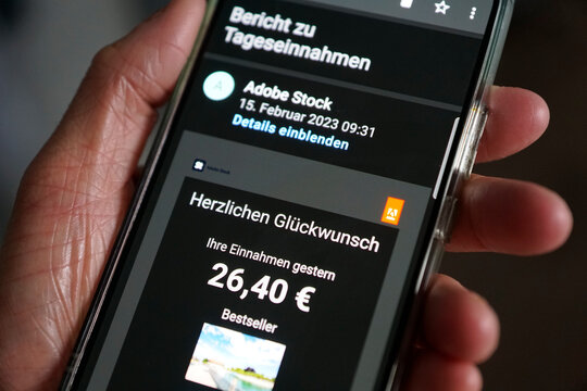 Mann pr&uuml;ft seine Einnahmen auf dem Handy, Radolfzell am Bodensee, 15.02.2023