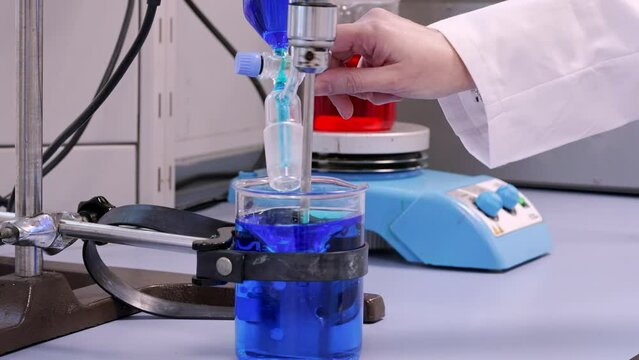 Mixing blue an red liquid in a laboratorie