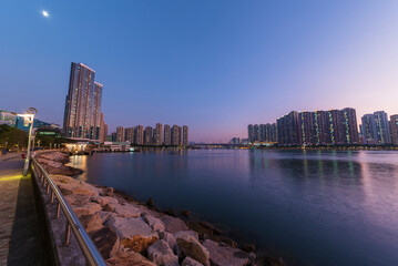 Obraz premium High rise residential building and harbor in Hong Kong city at dusk