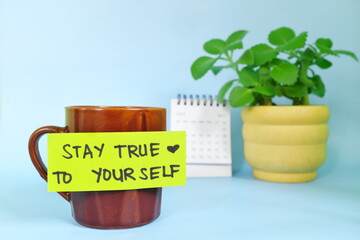 Stay true to yourself self honesty message concept. Selective focus of a cup of coffee with handwritten bright paper message note. - obrazy, fototapety, plakaty
