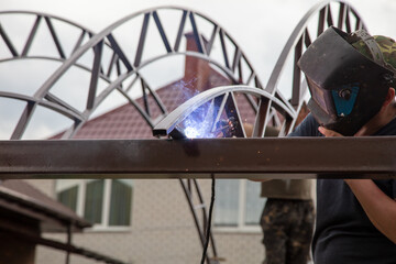 The worker installs the metal on the canopy.