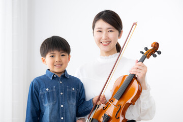 バイオリンの先生と子ども