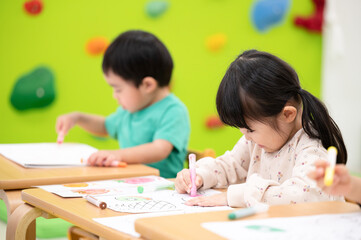 お絵かきをする子供たち