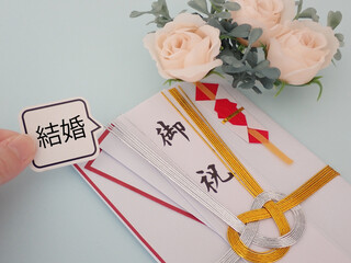 お祝い袋に吹き出し、結婚の単語とピンクのお花