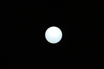 Light in the form of a white circle on a black background