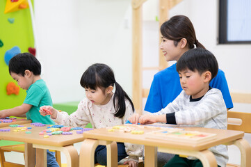 英語を楽しそうに学ぶ子供たちのイメージ