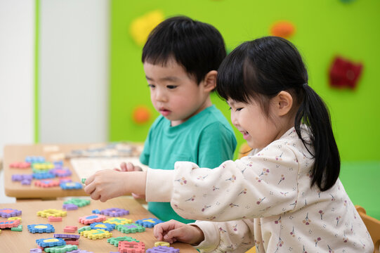 保育所や託児所、幼稚園などで過ごす子どもたち　英語の勉強