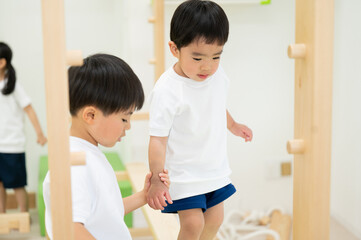 手を繋いでお世話する年長さん
