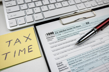 Obraz premium Sticker with text tax time on blank USA tax form 1040 2022