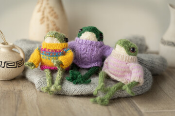 knitted frog toys