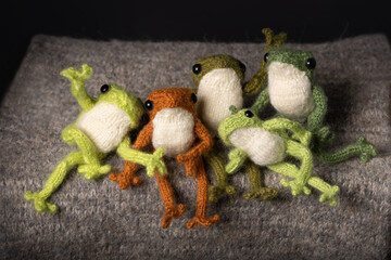 knitted frog toys