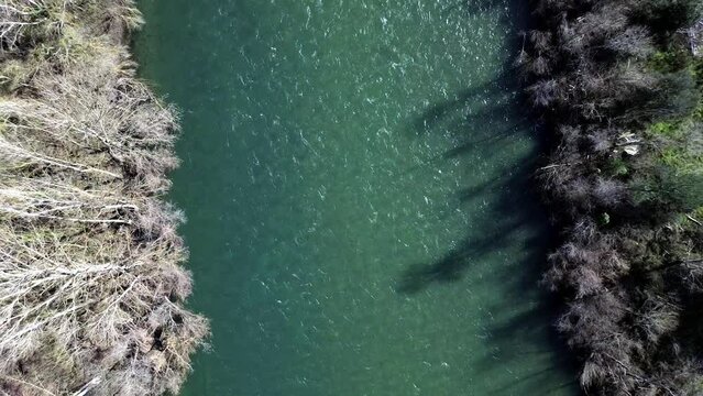 Vista a&eacute;rea del rio sil, con una bonita imagen del agua fluyendo y en movimiento. Acompa&ntilde;ada de un hermoso paisaje con arboles sin hojas y oto&ntilde;ales. 