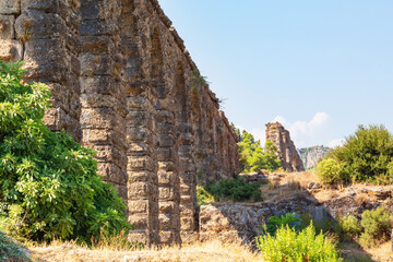 Obraz premium Roman aqueduct at Aspendos, part of water supply ancient system. Antalya region, Turkey (Turkiye). History and archaeology background