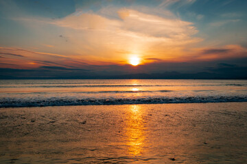 Fototapeta na wymiar 鵠沼海岸の夕陽、オレンジに染まる空と海