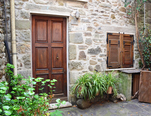 Fototapeta na wymiar Old wooden door of a house in rural areas of Italy