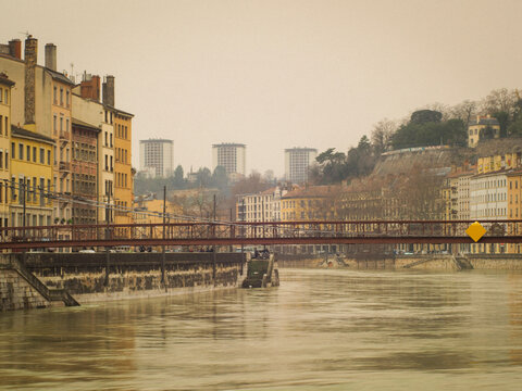 Quais de Sa&ocirc;ne &agrave; Lyon - ambiance jaune avec vent du d&eacute;sert 