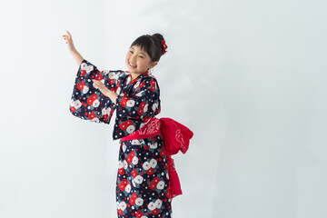 踊る浴衣を着た日本人女の子
