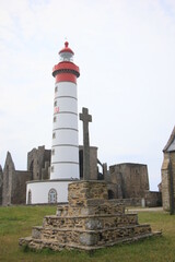 Leuchtturm Saint-Mathieu mit Klosterruine im Hintergrund