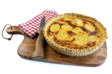 quiche aux pommes de terres et comté isolé sur un fond blanc