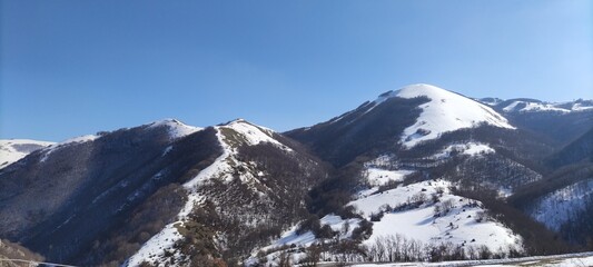 Montagne con la neve a Febbraio nelle Marche