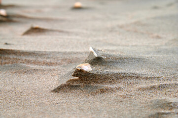 Sandskulptur erschaffen vom Wind am Strand