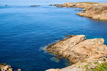 Sonnen überflutete Felsenkpste mit klarem Meerwasser