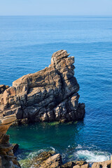 Fels sanft umspült vom klaren Meer