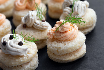 Vassoio di deliziose canapès farcite con mousse di salmone e formaggio, antipasto europeo 