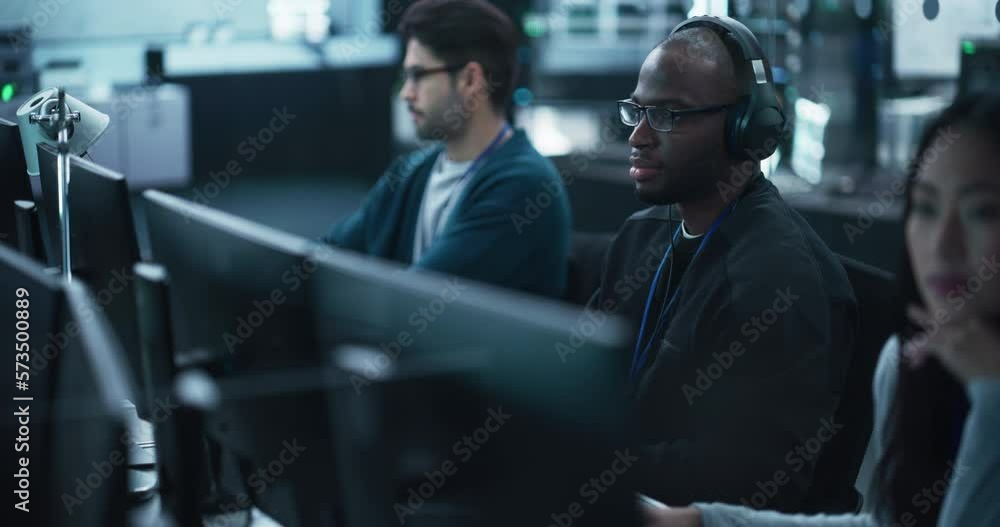 Fototapete African American QA Engineer Finds and Fixes Bugs in a Product or Program Before the Launch, Collaborating and Talking with Colleague. Young Black Specialist Working in Advanced Technology Industry