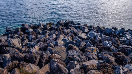 Felsbl&ouml;cke als Wellenbrecher an der Atlantikk&uuml;ste in Santa Cruz auf Teneriffa