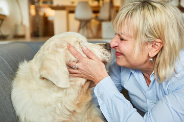 Glückliche Seniorin und ihr Hund Nase an Nase
