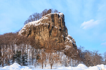 北海道遠軽町、火山角礫岩が浸食風化した瞰望岩【1月】