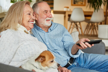 Senioren Paar mit Fernbedienung als Fernsehzuschauer