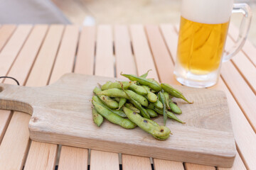 枝豆のガーリック炒め料理と生ビール