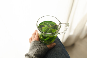 Tea with fresh mint leaves. Mint infusion helps with digestive problems © Sylvie Pabion Martín
