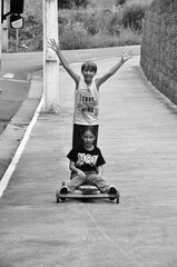 crianças brincando com carrinho de madeira 