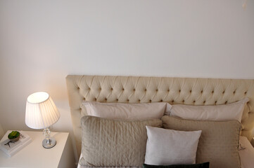 quarto com cama decorada com capitone minimalista, quarto luxuoso 