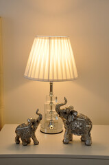 abajur com decoração de quarto elefantes prateados 