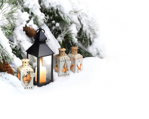 Naklejka premium Lanterns in the snow under the Christmas tree