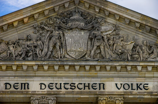 Dem Deutschen Volke, ehemaliges Reichstagsgeb&auml;ude, Sitz des Deutschen Bundestages, des Parlaments des Deutschen Volkes, in Berlin, Hauptstadt der Bundesrepublik Deutschland.