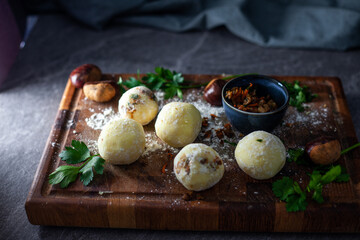 Weihnachtliche Knödel mit Maronen