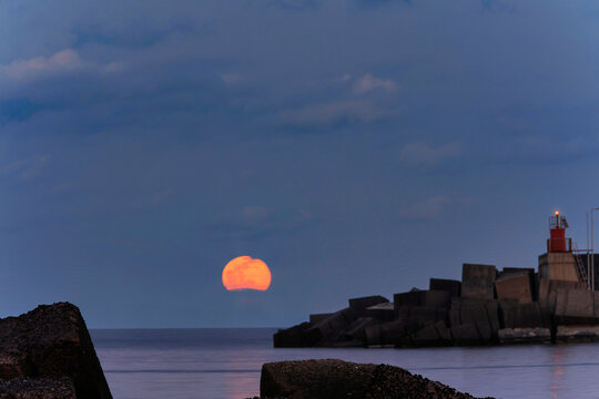 La luna piena crescente sul mare di Riposto