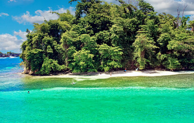 Fototapeta na wymiar Beautiful caribbean island beach lagoon, white sand, turquoise water, green forest trees - Port Antonio, San San Beach, Jamaica
