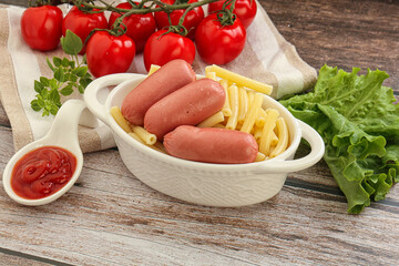 Mini sausages with pasta macheroni