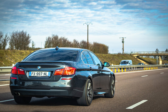 Autoroute A31, Bourgogne Franche-Comté, France - 11 février 2023 - vue de l'arrière d'une voiture de marque BMW roulant sur l'autoroute