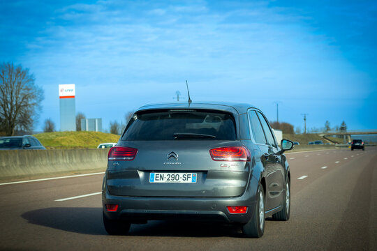 Autoroute A31, Bourgogne Franche-Comt&eacute;, France - 11 f&eacute;vrier 2023 - vue de l'arri&egrave;re d'une voiture de marque Citro&euml;n C4 roulant sur l'autoroute	