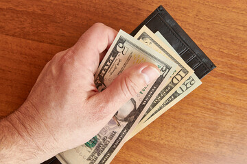 Cash is transferred when the wallet is opened. The concept of finance and solvency.